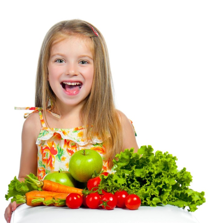Cho bé ăn nhiều loại trái cây với các màu sắc khác nhau