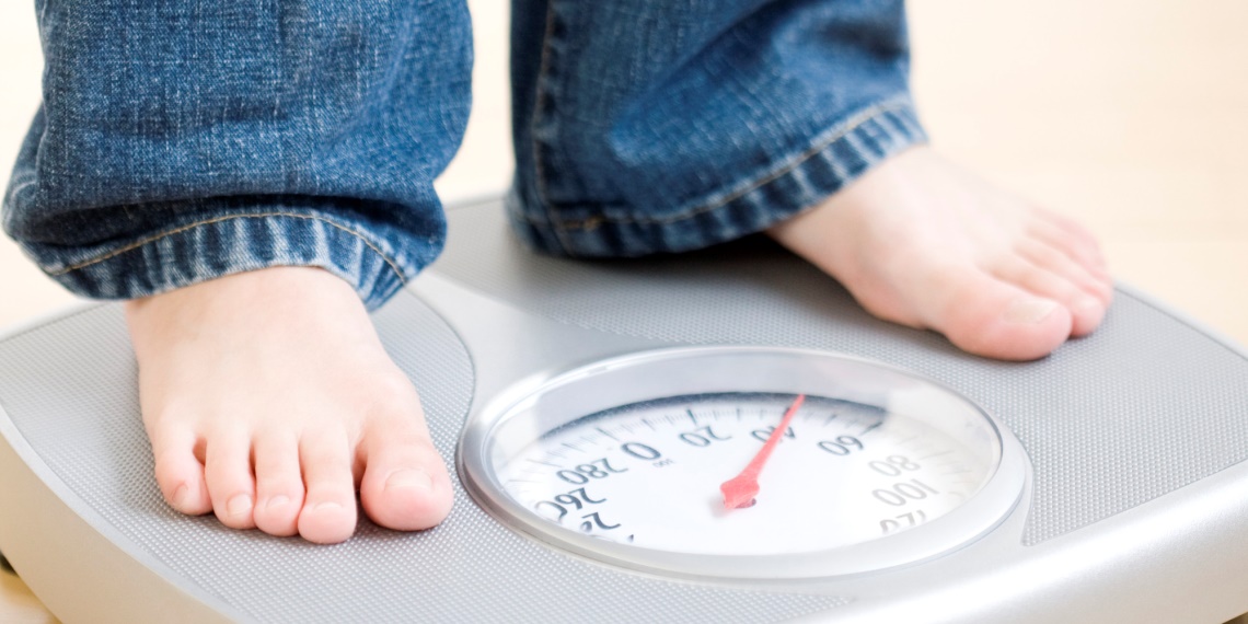 Kiểm tra cân nặng và chiều cao định kỳ cho bé