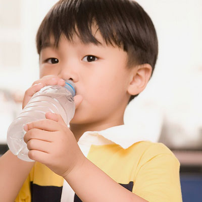 Dùng nước trong bữa ăn có thể khiến trẻ đầy bụng