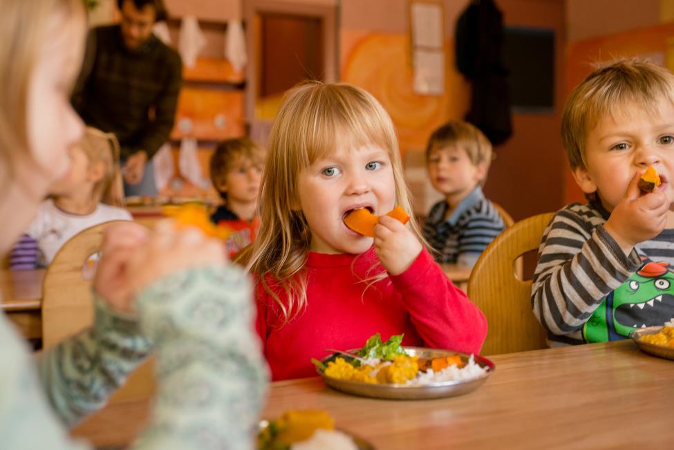 đảm bảo bữa ăn đủ dinh dưỡng cho bé ở nhà trẻ