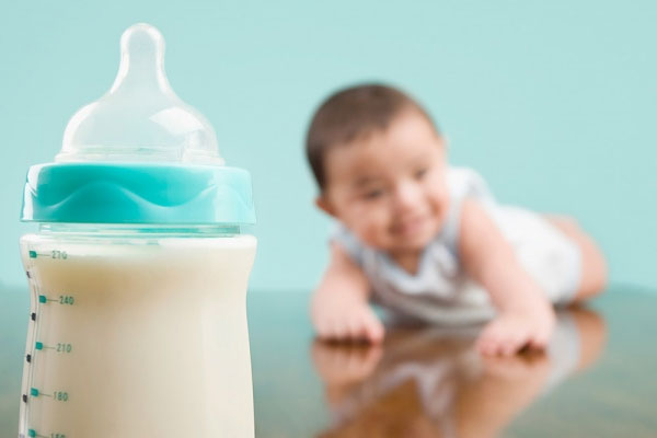 Không nên cho bé uống sữa trước bữa ăn