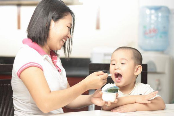 sữa chua giúp bé tăng lợi khuẩn hệ tiêu hóa