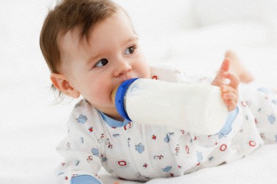 Mẹ nên bổ sung sữa giúp trẻ tăng cân cho bé
