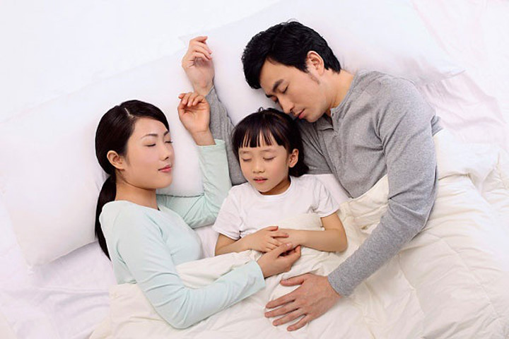 Cho bé ngủ chung với phụ huynh để bé ngủ sâu hơn