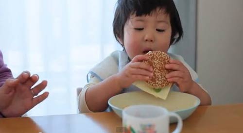 Ăn vặt trước bữa ăn là một thói quen xấu cần hạn chế cho bé