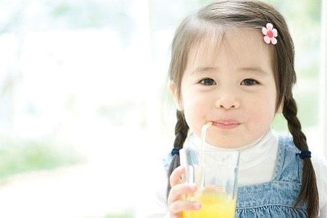 cho bé ăn sữa chua và nước hoa quả tăng sức đề kháng