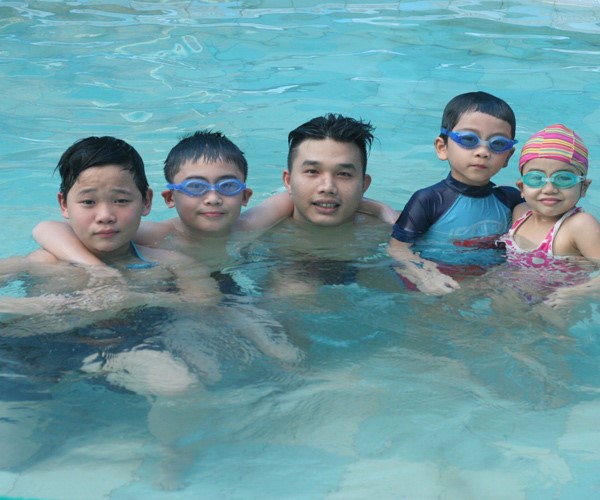 Bơi lộ giúp trẻ tăng cường chiều cao và cơ bắp