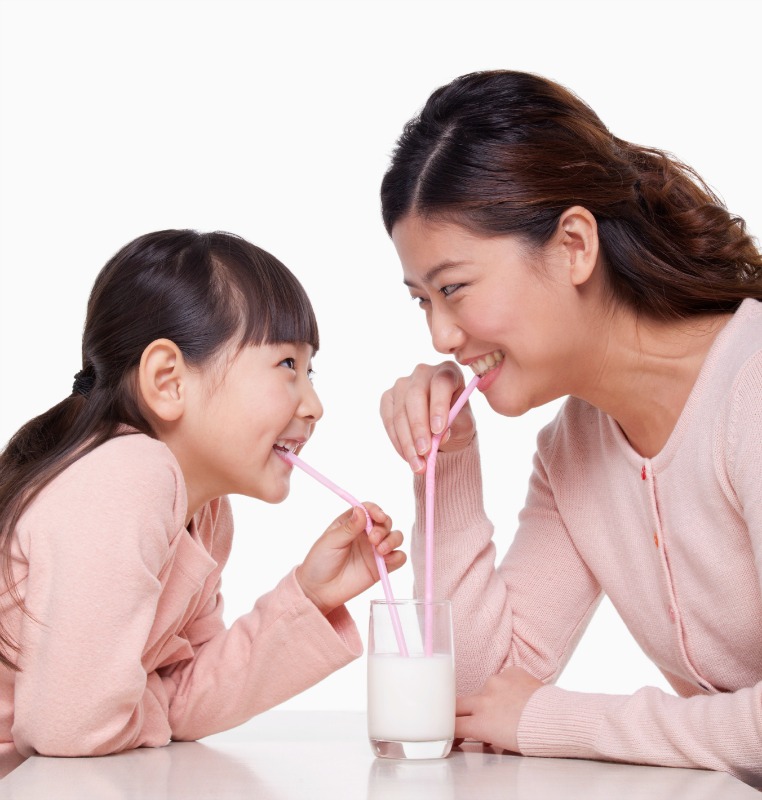 uống sữa giúp bé tăng cân