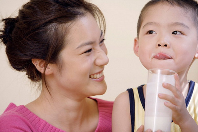 Uống sữa giúp bé tăng cân nhanh