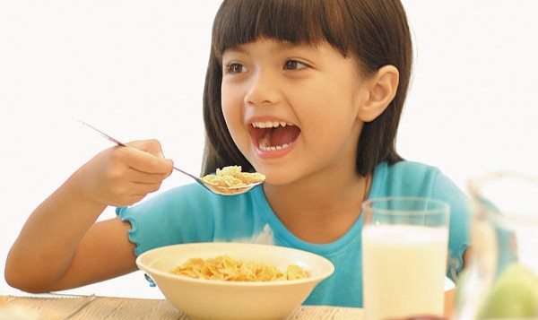 Cung cấp đủ chất dinh dưỡng cho trẻ