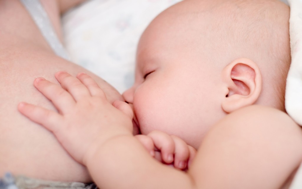 Cho trẻ bú sữa mẹ thường xuyên trong giai đoạn đầu đời