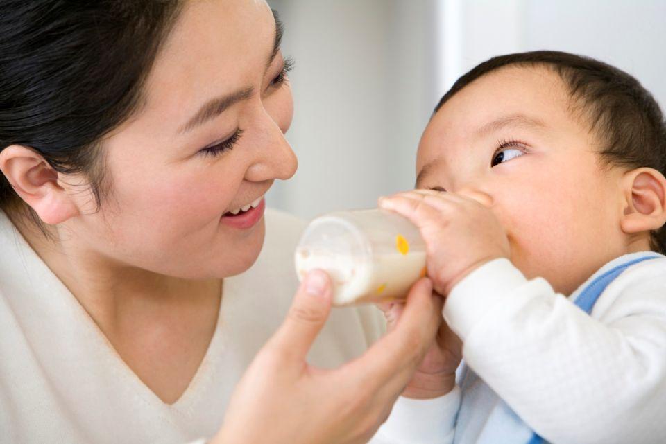 Bé suy dinh dưỡng uông sữa gì