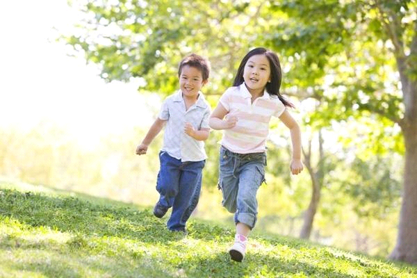 Trẻ hoạt động giúp tăng cường thể chất