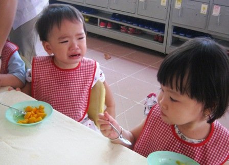 Ép trẻ ăn sẽ gây ra yếu tố tâm lý sợ hãi